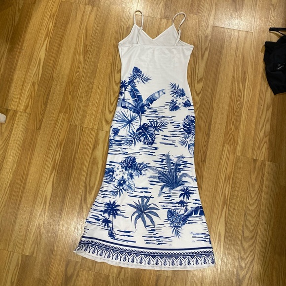 Dior Girl ⭐️ vacation Maxi dress! Shein size small 🌴🍹 - Picture 4 of 14